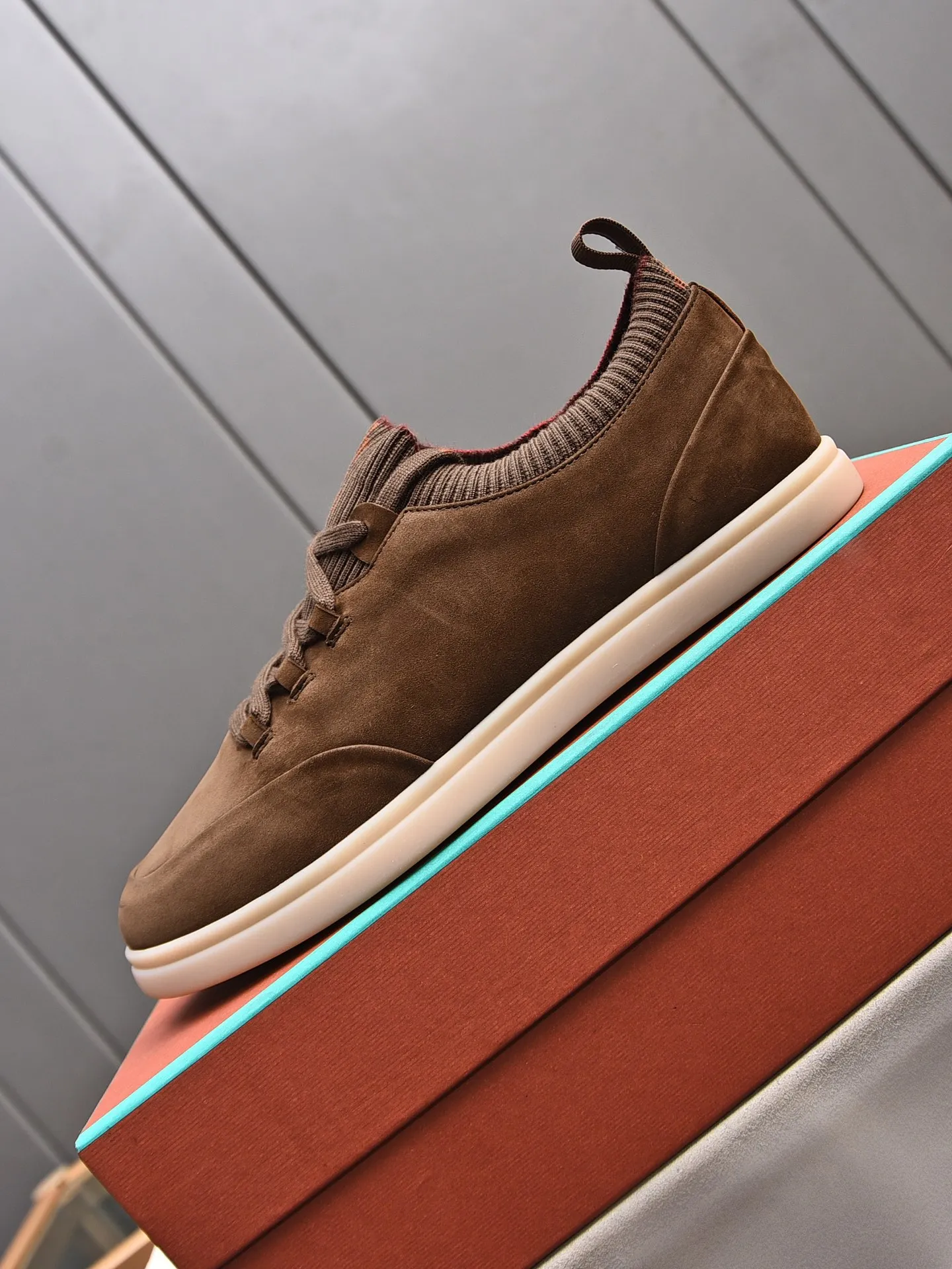 Men's Men's Shoes 💰500 LP's new product Loro Pian* 诺yo* Pianya Soho Walk These casual shoes and loafers are made of first-layer small nubuck cowhide. The texture is light, soft and comfortable. The mouth and tongue are decorated with high-density two-color knitting. The heel is decorated with a Kummel-colored original webbing pull-loop, which presents a unique three-dimensional effect. The unique version narrows slightly in the middle, and is decorated with details of the same material as shoelace eyelets. The original open-molded lightweight TPU rubber sole and spikes enhance traction and stability, and are full of modern aesthetic functional details. The rear is equipped with a cushion pad to enhance wearing comfort. It is sold in a complete package at the counter and is available in multiple colors!  Standard counter code number: 38～44# (45 customized)
